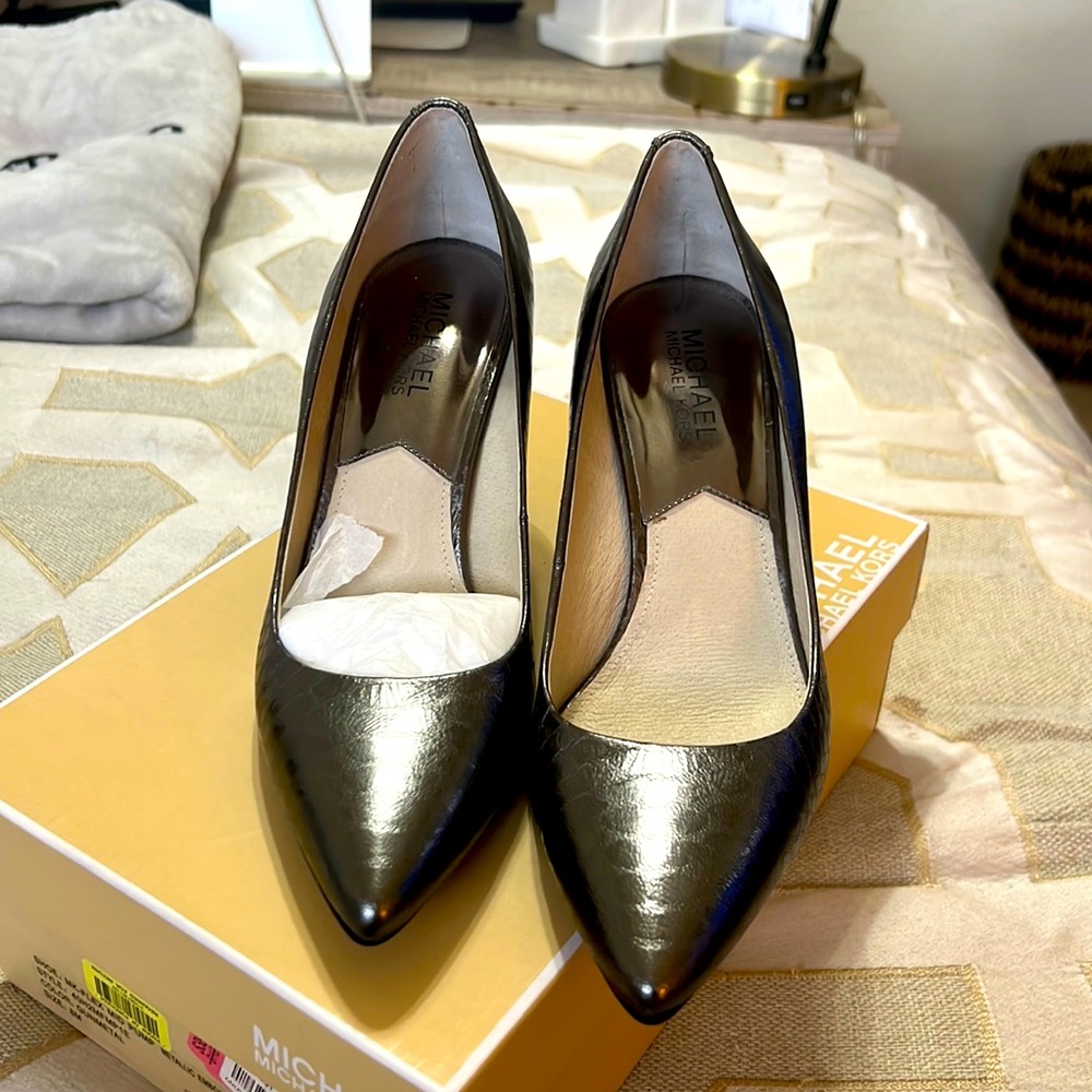Michael Kors metallic, embossed, leather pumps. Size 8